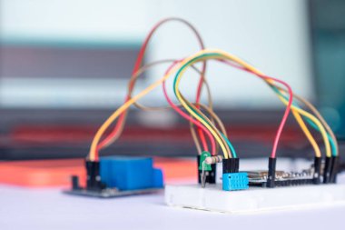 Elektronik cihazlar, LED 'ler, rezistanslar ve mikro kontrolörler IoT projesinin internetini incelemek için deneysel bir panoda.