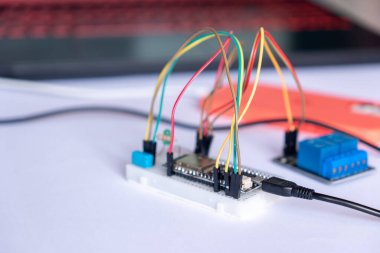 Elektronik cihazlar, LED 'ler, rezistanslar ve mikro kontrolörler IoT projesinin internetini incelemek için deneysel bir panoda.