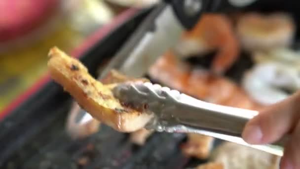 Coreano Carne Cerdo Barbacoa Utilice Pinzas Tijeras Alimentos Para Cortar — Vídeo de stock