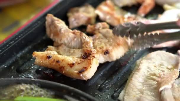 Koreansk Grill Fläsk Använda Mat Tång Och Saxar För Att — Stockvideo