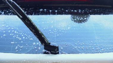 Arabadan çıkan baloncuklar arabanın arka camına sıvı akışı sağlıyor..