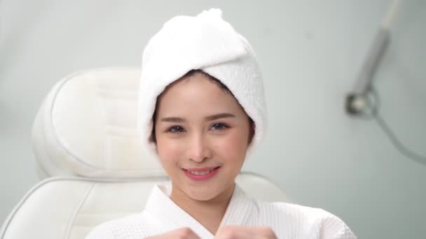 Young Asian Woman Beauty Clinic Wearing White Robe Smiles Happily — Wideo stockowe