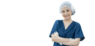 Mavi üniformalı güzel bir Asyalı doktor, beyaz şapkalı, beyaz arka planda duruyor, kırpma yolu ile.