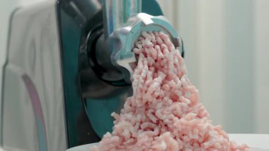 Elektrikli et öğütücü domuz eti öğütür..