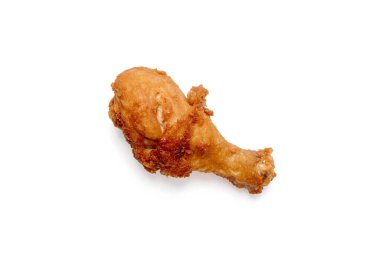 İzole edilmiş beyaz arka planda kızarmış tavuk bacağı..