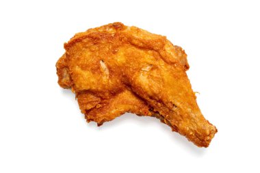 İzole edilmiş beyaz arka planda kızarmış tavuk butları..