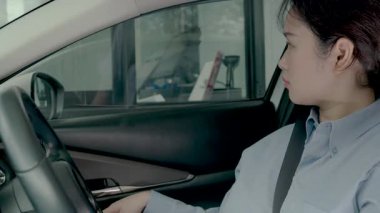 Asyalı genç bir kadın yiyecek ve içecekler için sipariş verir ya da ödeme yapar ve kredi kartıyla ya arabayla ya da arabayla geçer. Temassız ödeme, Temassız Teslimat.