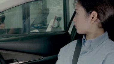 Asyalı genç bir kadın yiyecek ve içecekler için sipariş verir ya da ödeme yapar ve kredi kartıyla ya arabayla ya da arabayla geçer. Temassız ödeme, Temassız Teslimat.