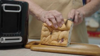 Son sınıf öğrencisinin eli üzümlü ekmek dilimliyor..