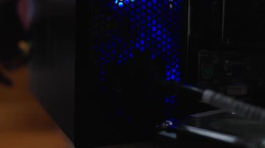 Bilgisayarın Güç Düğmesine Basan Adamın Eli Kapat.