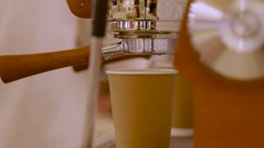 Kahve makinesinden demlenen kahvenin yakın çekimi..