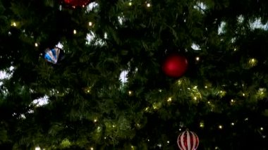 Noel ağacı tünelinin yakınında. Noel Ağacı Dekorasyonları.