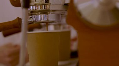 Kahve makinesinden demlenen kahvenin yakın çekimi..