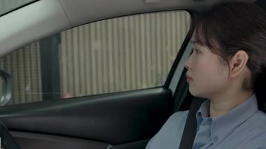 Asyalı genç bir kadın yiyecek ve içecekler için sipariş verir ya da ödeme yapar ve kredi kartıyla ya arabayla ya da arabayla geçer. Temassız ödeme, Temassız Teslimat.