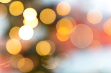 Arka planda odaksız veya bokeh Noel ışıkları.
