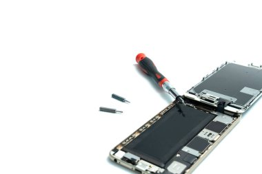 Akıllı telefonu beyaz arkaplanda onar,