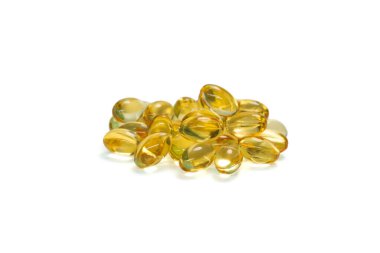 Beyaz arka planda izole edilmiş vitaminler, takviyeler, balık yağı (omega-3) kapsülleri.