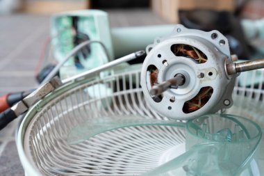 Elektrik vantilatörü tamir ediliyor, Üst Manzara.