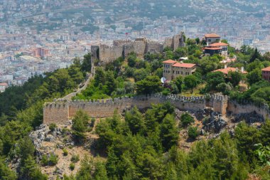 Akdeniz Türkiye kıyılarında eski bir savunma kalesi, Alanya