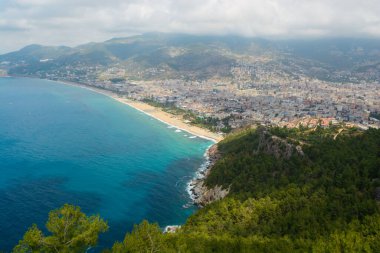 Deniz kıyısının nefes kesici manzarası ve Türkiye 'deki Kleopatra plajı, Alanya.
