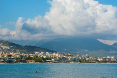 Deniz kıyısının nefes kesici manzarası ve Türkiye 'deki Kleopatra plajı, Alanya.