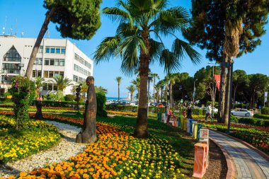 Alanya, Türkiye 'de yürüyen kent simgeleri. Şehir bahçesi ve park, çiçek yatakları ve ağaçlar