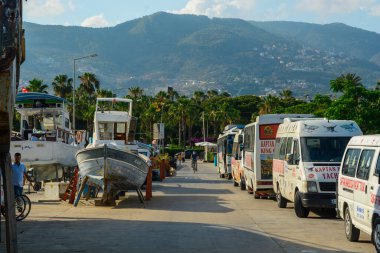 İskele, Türkiye 'nin Alanya iline bağlı. Karada tekneler
