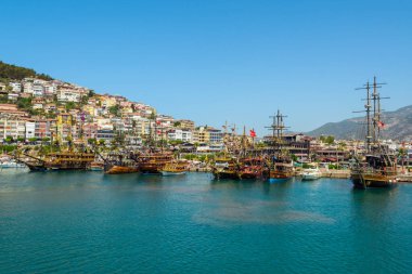 Türkiye 'de Akdeniz' deki liman ve liman manzaralı turistik tekne, Alanya