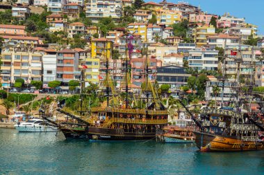 Türkiye 'de Akdeniz' deki liman ve liman manzaralı turistik tekne, Alanya