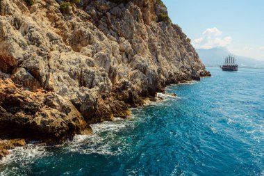 Türkiye 'de Akdeniz' de mavi göl ve kayalar var, Alanya