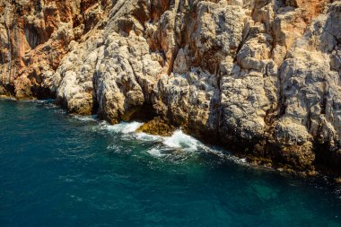 Türkiye 'de Akdeniz' de mavi göl ve kayalar var, Alanya