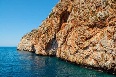 Türkiye 'de Akdeniz' de mavi göl ve kayalar var, Alanya