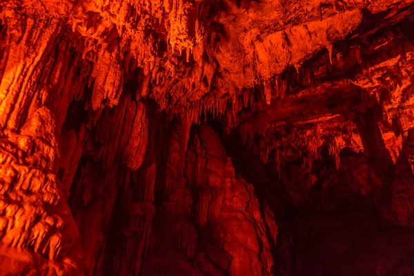 Cueva Con Estalactitas Iluminadas Las Montañas Turquía — Foto de Stock