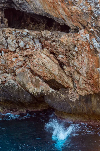 Türkiye 'de Akdeniz' de mavi göl ve kayalar var, Alanya