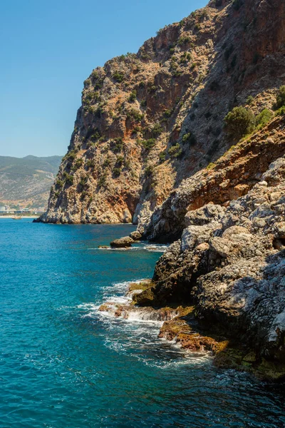 Türkiye 'de Akdeniz' de mavi göl ve kayalar var, Alanya