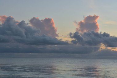 Cennet adası Zanzibar 'ın okyanus kıyısında açarken sessizliğin tadını çıkar.