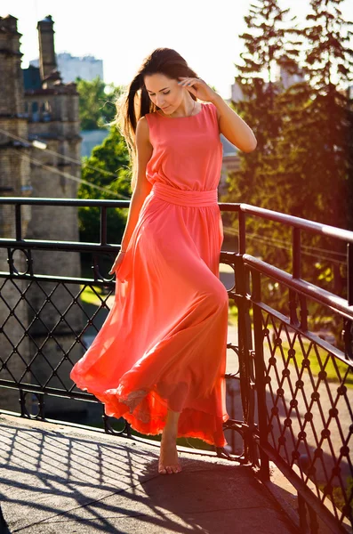 Žena v oranžové šaty Stock Snímky