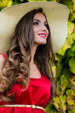 Kırmızı elbise poz içinde kız