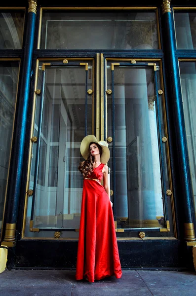 Chica en vestido rojo posando — Foto de Stock