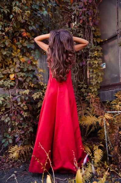 Девушка в красном платье позирует — стоковое фото