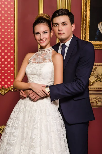 Nowożeńcy w luksusowe wnętrza — Zdjęcie stockowe