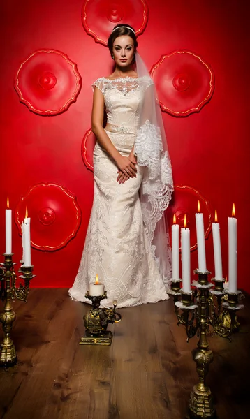 Невеста с винтажными свечами — стоковое фото