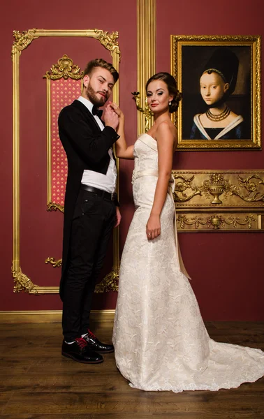 Newlyweds in a luxurious interior — Stock Photo, Image