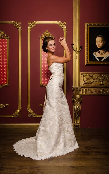 Bruid in een luxe interieur — Stockfoto