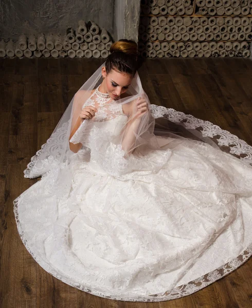 Mariée dans la chambre vintage — Photo