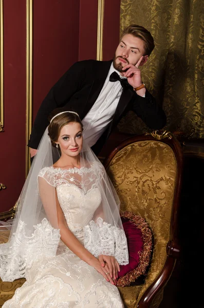 Nowożeńcy w luksusowe wnętrza — Zdjęcie stockowe