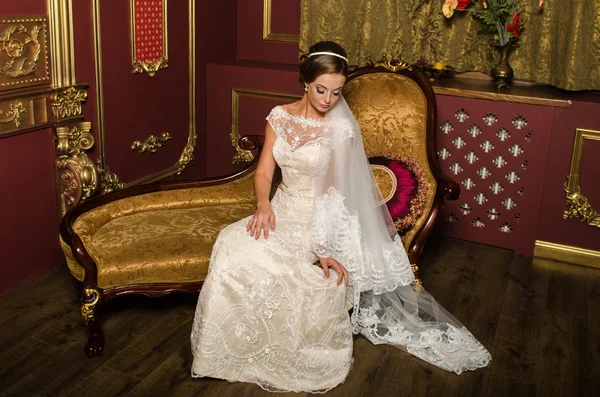 Bride in luxury hotel room — Stock Photo, Image