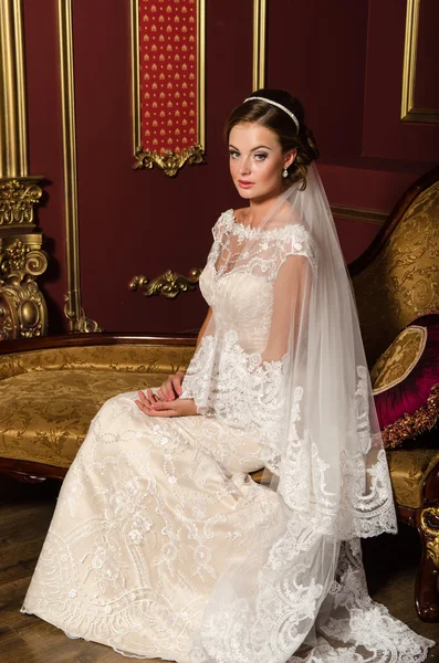 Bruid in luxe hotelkamer — Stockfoto