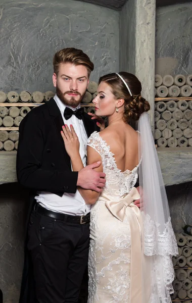 Heureux jeunes mariés dans la chambre — Photo