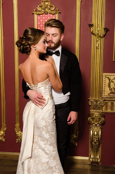 Novomanželé v luxusním interiéru Stock Fotografie